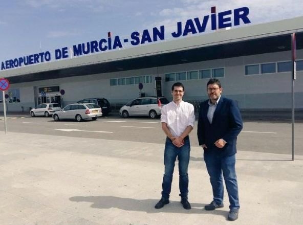 Antonio Murcia, acompaña al portavoz en la Asamblea Regional, Miguel Sánchez, en su visita al Aeropuerto de San Javier