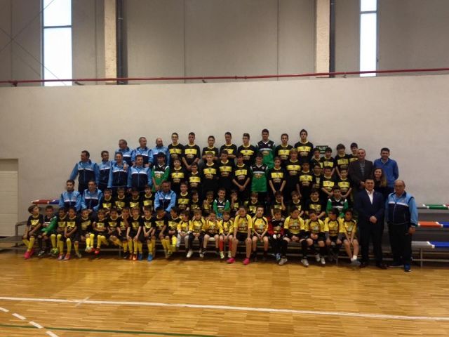 La Escuela de Fútbol de El Mirador presentó a sus 6 equipos federados