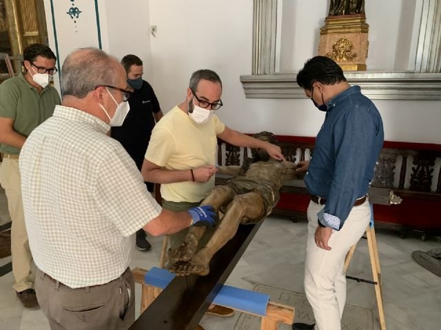 El Cristo de las Ánimas abandona el templo de San Javier para ser restaurado en el Centro de Restauración de la Región de Murcia