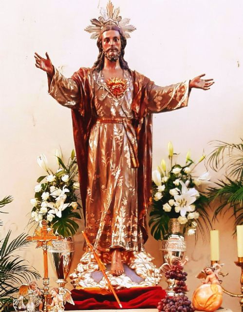 La procesión del Corpus sorprendió con una talla histórica del Sagrado Corazón de Jesús en un altar elaborado por la asociación de belenistas
