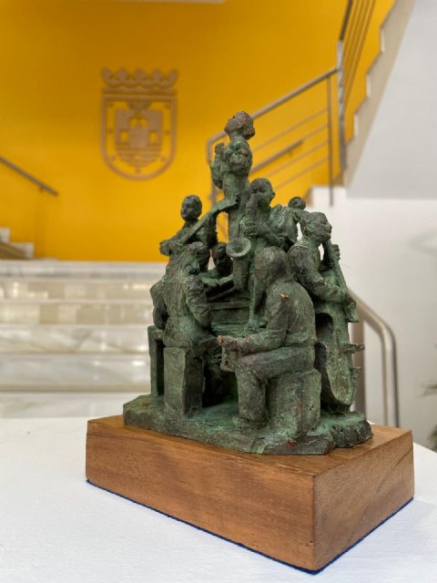 El artista murciano Manuel Páez crea una escultura para el Premio del Festival Internacional de Jazz de San Javier