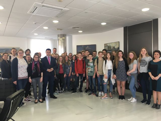 El alcalde recibe a un grupo de estudiantes alemanes de intercambio con el colegio 'Sagrado Corazón'