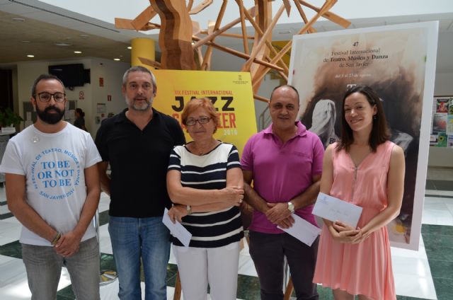 Los ganadores de la campaña de la biblioteca  'Leer compensa' recibieron sus entradas para el Festival de Jazz
