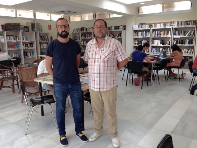David Martínez visitó la biblioteca de La Manga para estudiar mejoras de cara al próximo curso