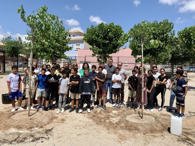 Los alumnos de 6º de Primaria del colegio 'Severo Ochoa' plantan árboles para compensar la huella de carbono que deja su paso por el centro