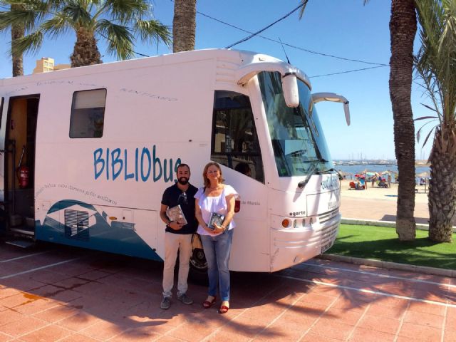 La directora general de Bienes Culturales, María Comas visitó el Bibliobús 'Un verano de libro' en Santiago de la Ribera