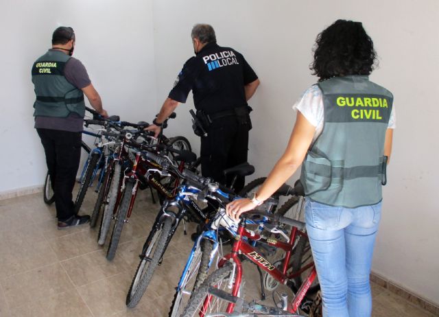 La Guardia Civil desmantela un grupo criminal relacionado con una treintena de robos de bicicletas