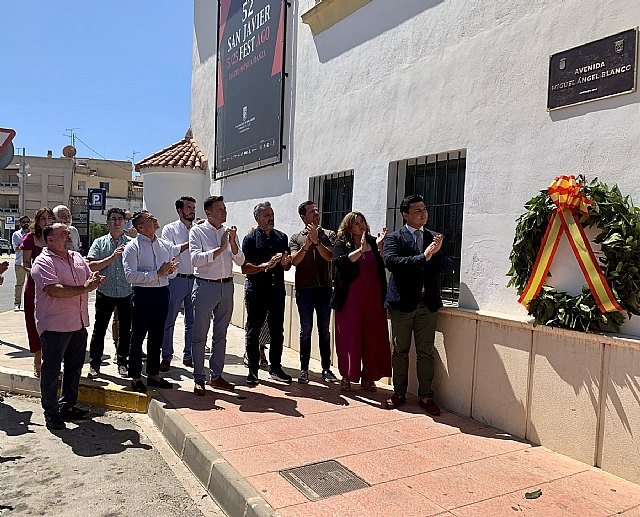 Una corona de laurel recuerda a Miguel Ángel Blanco en la avenida que lleva su nombre en San Javier
