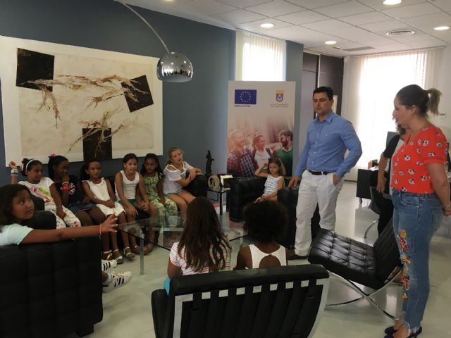 El alcalde recibe a las seis niñas saharauis que pasan el verano acogida por familias del municipio