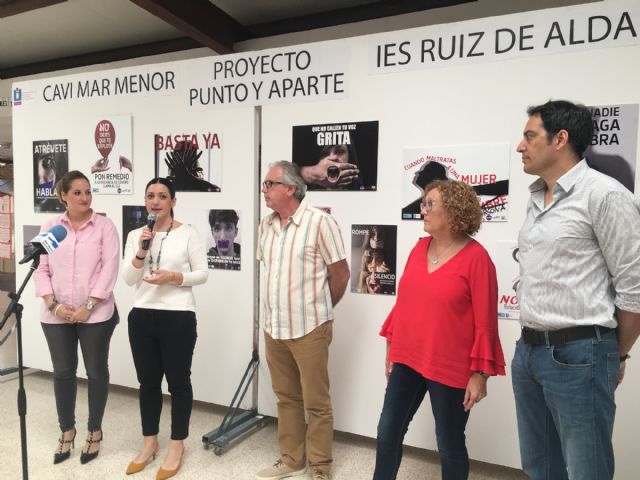 La directora general de Mujer, Alicia Barquero inauguró una exposición artística sobre violencia de género en el IES 'Ruiz de Alda', de San Javier