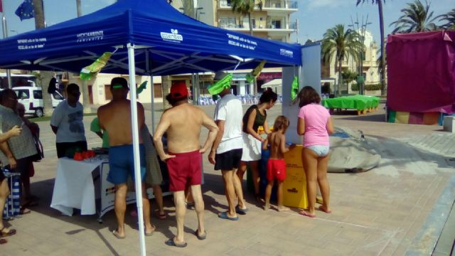 La concejalía de Medio Ambiente aprovecha el verano para recordar en las playas la importancia del reciclaje en la salud