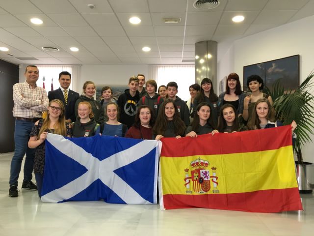 El Alcalde recibió a un grupo de estudiantes escoceses de intercambio en San Javier