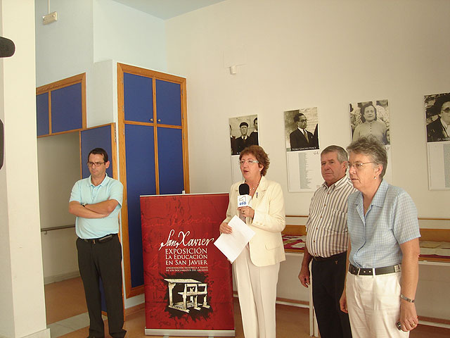 En la imagen aparece la alcaldesa acompañada por el archivero municipal y comisario de la exposición, Luis Lluch, y los concejales Antonio Garcerán y Mª Ángeles Chumillas