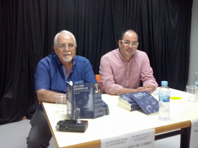 El edil  Pedro López acompañó a Antonio Gutiérrez, en la presentación de su libro 'Con el paro acabaremos así', en la biblioteca municipal
