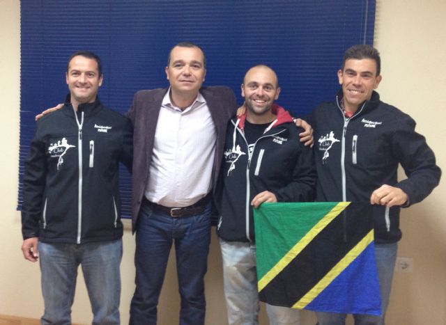 El concejal de Deportes felicitó a los tres montañeros del club Chotacabras que consiguieron coronar el Kilimanjaro