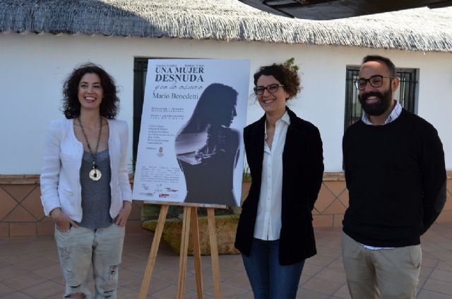 El montaje sobre el exilio de Benedetti,  'Una mujer desnuda y en lo oscuro' llega a Santiago de la Ribera