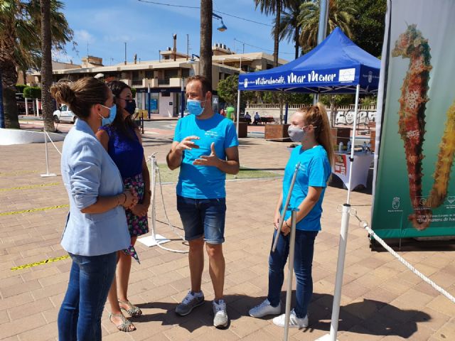 La directora general del Mar Menor, Miriam Pérez presentó en Santiago de la Ribera la campaña de sensibilización 'Mar Menor 2020'