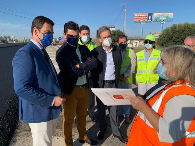 El consejero Díez de Revenga y el alcalde José Miguel Luengo visitan las obras de reasfaltado de la autovía del Mar Menor