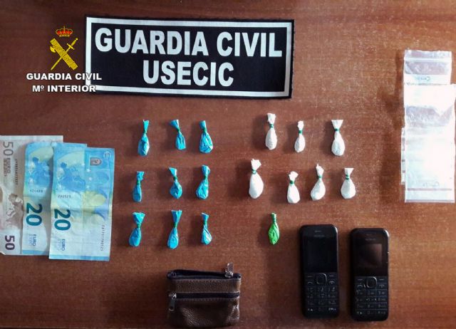 La Guardia Civil desmantela un punto de venta de droga ambulante en una zona de ocio de San Javier