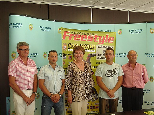 Concejal Deportes, JOsé Ángel Noguera, organizador José Ortuño, alcaldesa San Javier, Pepa García, piloto Nicolás Ortuño, y delegado Federación Motociclismo Pedro Sánchez