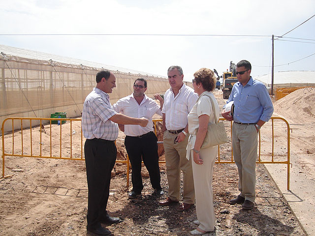Técnico Ayuntamiento, concejal SEguridad, Manuel Leal, Delegado Gobierno, RAfael Martínez Tovar, alcaldesa de San Javier Pepa García y técnico obra, junto a la zanja de canalización de sanemamiento hasta el centro hospitalario