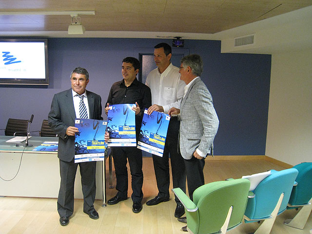 De izquierda a derecha: El presidente de la Federación Murciana de Triatlón, Diego Calvo; el consejero de Cultura y Turismo, Pedro Alberto Cruz; el director general de Deportes, Antonio Peñalver; y el primer teniente de alcalde del Ayuntamiento de San Javier, José Ángel Noguera