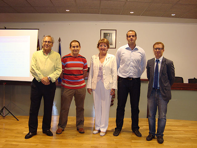 El director regional de la Agenda 21 Local, José Antonio Padilla, el vicepresidente del Foro San Javier 21, José Antonio Díaz, la alcaldesa de San Javier, Pepa García, el presidente del Foro, Alfonso BAños, y el concejal de Medio Ambiente, José Luis Espinosa