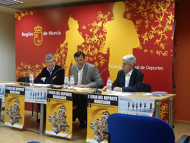 El concejal de Deportes del Ayuntamiento de San Javier, José Ángel Noguera, el director general de Deportes, Antonio Peñalver, y el presidente de la Unión de Federaciones Deportivas de la Región, Rosendo Berengüí, durante la presentación de la I Feria del Deporte Murciano, que se celebra del 6 al 8 de noviembre en San Javier