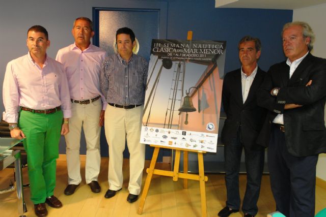 De izquierda a derecha, Antonio Marcelo Martínez,concejal Turismo de San Javier, junto a su homólogo de San Pedro del Pinatar, Antonio García, director general de Turismo, Enrique Ujaldón, Andrés Sánchez, director de la Semana y Pedro Román presidente Federación de Vela de la Regiónd de Murcia.