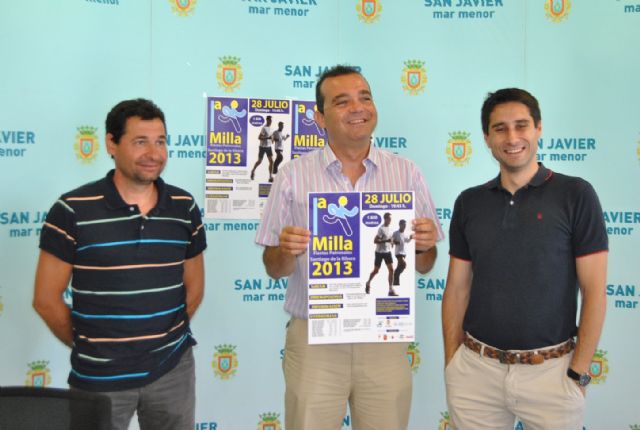 Antonio Bermúdez, responsable carreras de la FEderación murciana de Atletismo, Carlos Albaladejo,concejal de Deportes, y Juan Manuel Molina, presidente de la Federación murciana de Atletismo