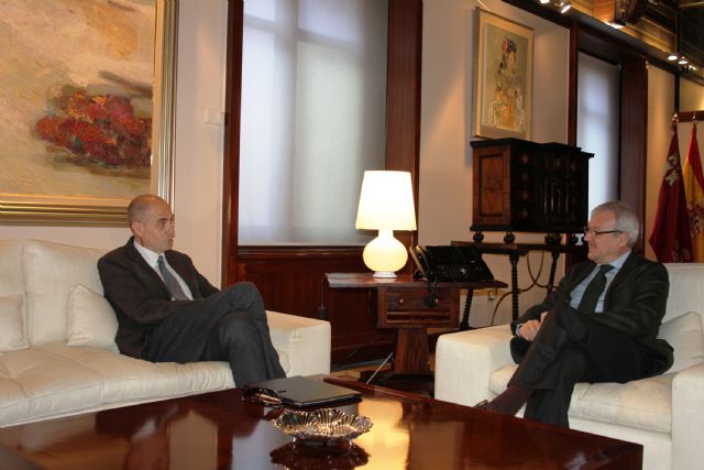 El presidente de la Comunidad, Ramón Luis Valcárcel, recibe al alcalde de San Javier, Juan Martínez