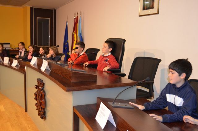 Alumnos de 4° de Primaria del colegio Virgen de Loreto protagonizaron un pleno infantil en el Ayuntamiento