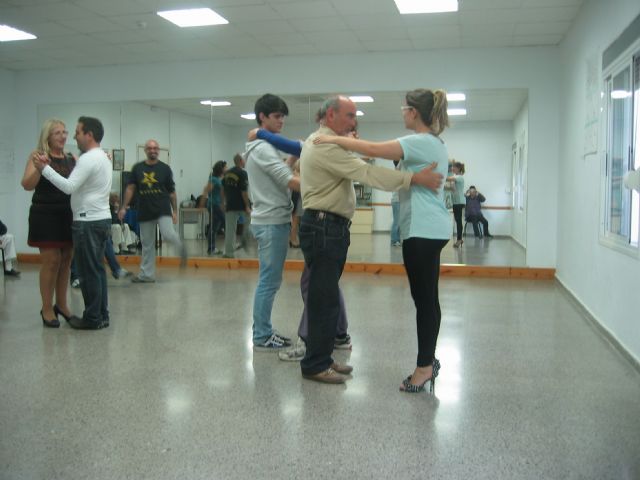 El Banco del Tiempo estrenó con éxito dos nuevos talleres de Tango y Flores de Bach