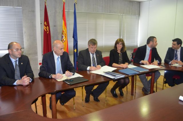 El Alcalde firma un convenio con Kolping que facilita la Formación Profesional Dual en Alemania a jóvenes en paro