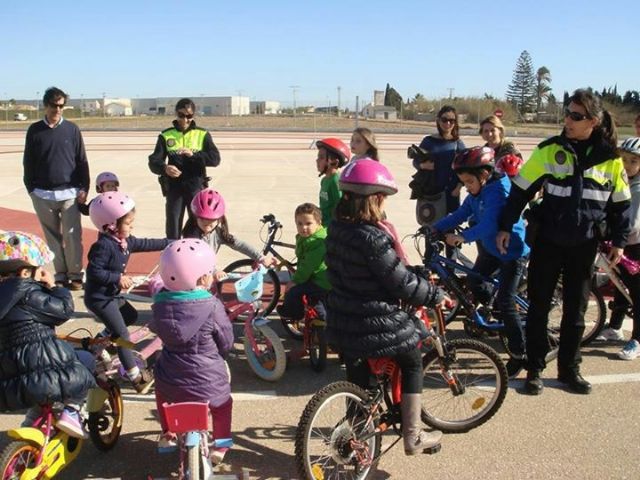 Alumnos del 'Fulgencio Ruiz' y sus familias aprenden a moverse más seguros en el entorno vial