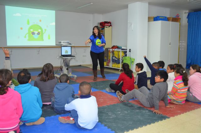 'Mr. Iglú' despeja dudas sobre el reciclaje de vidrio, en los colegios