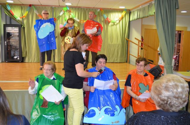 Los Mayores del Centro de Día de San Javier celebran el Día del Libro con una jornada de 'Cuentos sin barreras'