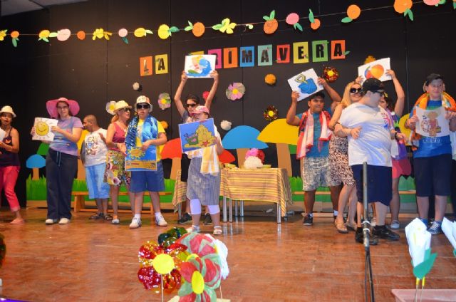 Aidemar despide con un espectáculo su curso en la biblioteca