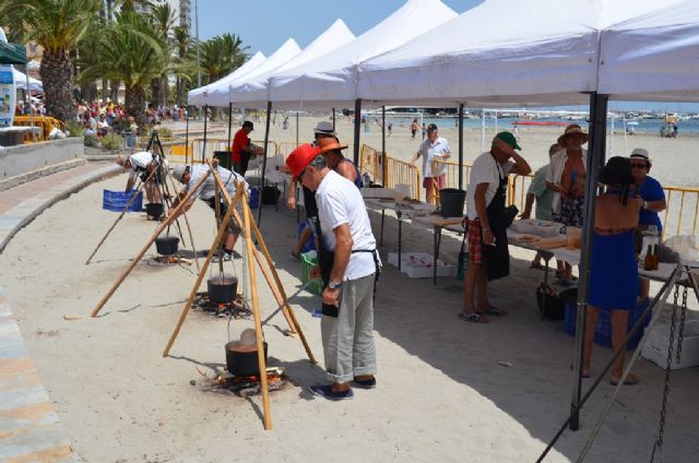 El Día del Caldero congregó a cientos de personas que pudieron degustar este plato típico cocinado en la playa