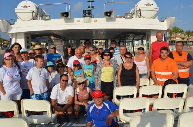 Un grupo de unos 60 voluntarios hacen batida de limpieza de playa en la zona de Veneziola