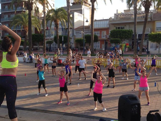 El Fitness Playa lleva cada día a decenas de personas que practican deporte gratuitamente en las playas de Santiago de la Ribera y La Manga