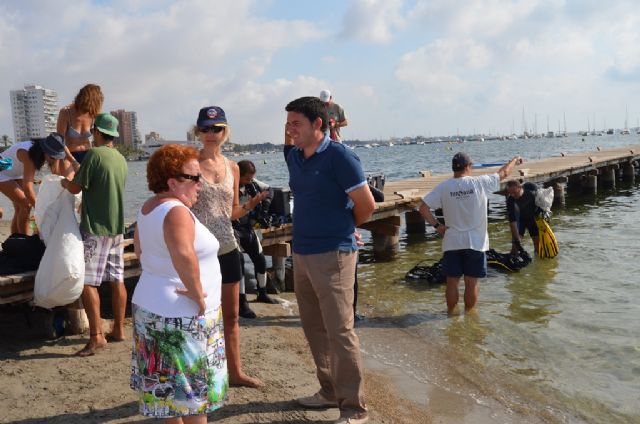 La concejalía de Medio Ambiente y el club de buceo Turkana celebraron hoy una jornada de limpieza de fondos marinos
