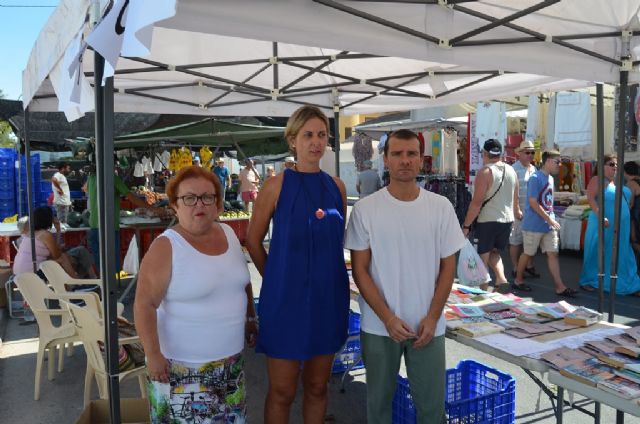 La biblioteca de la Ribera  instala en el mercado semanal su 'mercadillo del libro' gratuito