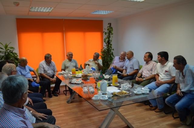 Alberto Garre muestra su apoyo al sector agrícola ante el veto ruso a las importaciones durante su visita a dos cooperativas en el municipio de San Javier