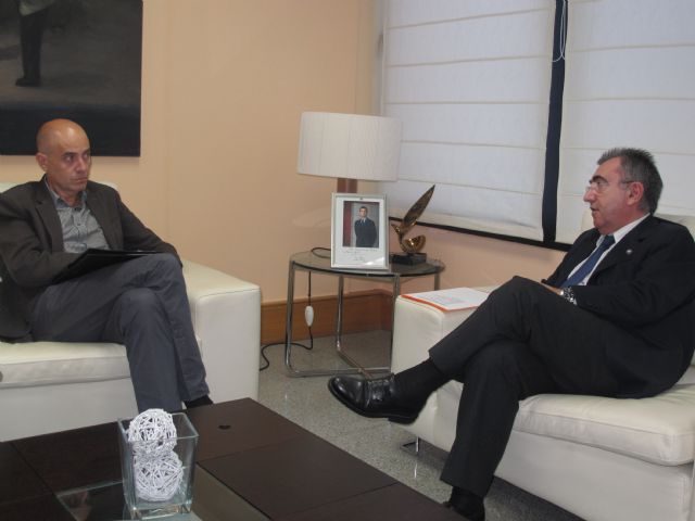El consejero de Fomento, Obras Públicas y Ordenación del Territorio se reúne con el alcalde de San Javier