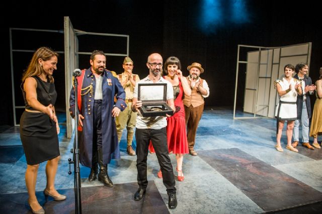 La directora del Festival de Teatro, Música y Danza de San Javier entregó el Premio del Público a 'El Eunuco'