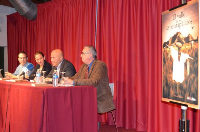 Antonio Meroño convierte a San Javier en un personaje de novela en 'El valle de los espantapájaros'