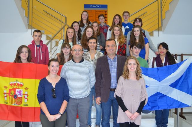 Recepción en el Ayuntamiento a un grupo de jóvenes estudiantes escoceses