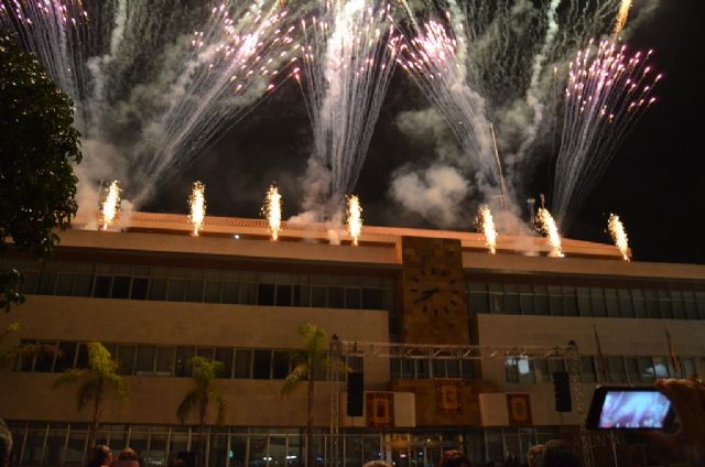 Música y fuegos artificiales para recibir al Patrón en la procesión del día grande de las fiestas
