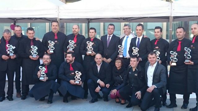 Una particular Masterclass de corte de jamón y la Feria del Comercio llenaron de público la plaza de España